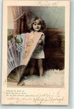 Kind mit einem großen Fächer Lichtdruck Fächer 1900