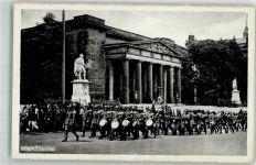 W1000 Berlin Mitte Aufziehen der Wache vor dem Ehrenmal Unter den Linden unter Begleitung eines Wehrmachtsmusikzuges Stadt mit Hakenkreuz Foto AK