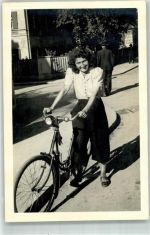 Junge Frau mit ihrem Rad Fahrrad FOTO KEINE AK