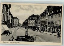 95444 W8580 Bayreuth Foto AK Maimilianstrasse Geschäft Denkmal Brunnen