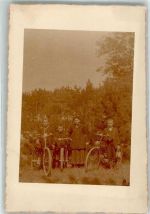 Mutter mit ihren drei Söhnen samt Rädern Fahrrad Privatfoto AK