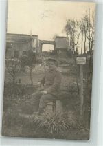 Landser in Uniform vor Ruinen Trümmerort Privatfoto AK