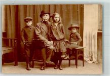 W2054 Geesthacht Vater mit seinen drei Kindern im Fotostudio Ort handschriftlich Pfeife 1918 Privatfoto AK