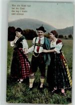 Junger Mann mit zwei Frauen in Tracht Trachten Bayern