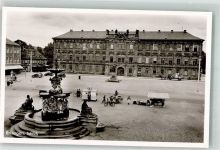 91052 W8520 Erlangen Foto AK Schloss mit Kunstbrunnen Marktszene