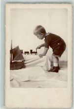 Kleiner Junge mit Holzeisenbahn und Segelboot Spielzeug Privatfoto AK