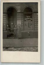Arbeiter vor der Spezial Schuh-Besohl-Anstalt Benedikt Schuster Privatfoto AK