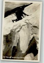 Passieren einer Schneebrücke Bergsteiger Olperer Gletscher