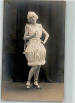 Karlovy Vary Karlsbad Junge Frau im weißen Harlekinkleid Ort lt. Fotograf Kagemann Karneval Privatfoto AK