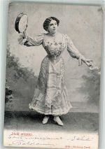 Künstlerin in einem aufwendigen Kleid mit einem Tamburin Fotograf Alterocca Terni Mode