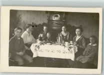 Familie gedeckter Tisch