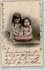 In der Waschschüssel sitzt ein Baby Baby 1903