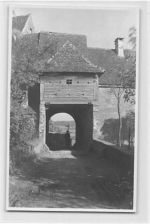 Neustadt am Main. Straße mit Torbogen ungelaufen Gute Erhaltung.