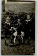 Schaukelpferd auf Rädern Kinder im Matrosenanzug AK Spielzeug 1916 Privatfoto AK