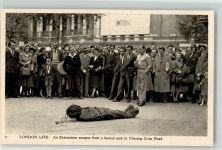 London Ein Entertainer entkommt einem gebundenem Sack Artist
