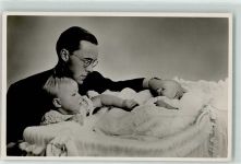 Prinz Bernhard mit Prinzessin Beatrix und Prinzessin Irene Adel Niederlande