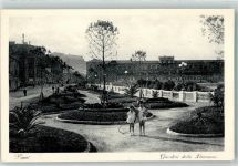 80100 Napoli - Giardini della Litoranea Kind mit Reifen