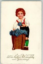 Junge mit einem großen Tragekorb voller Veilchen Geburtstag