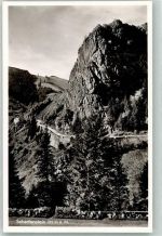 79244 W7816 Münstertal , Schwarzwald Foto AK Die Felsformation Scharfenstein mit Landstraße