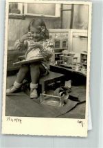 Mädchen matscht glücklich in der Puppenküche Spielzeug 1947 Privatfoto AK