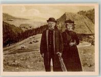 Ein älteres Paar in Tracht vor einem Schwarzwaldhaus Celi Kunstkarte Nr. 122 Schwarzwaldhaus Künstlerkarte