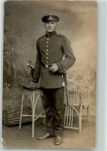 Ein junger Landser in Uniform mit Portepee und Schirmmütze im Fotostudio Deutsches Heer WK I Privatfoto AK
