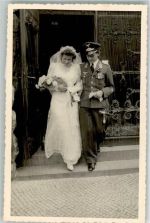 Feldwebel der Luftwaffe in Uniform mit seiner Braut vor dem Kirchenportal Soldatenliebe WK II Privatfoto AK