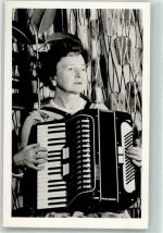 Frau spielt Akkordeon Musikinstrument Privatfoto KEINE AK