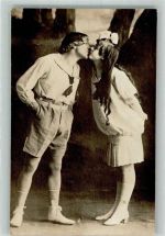 Liebespaar Kuss Privatfoto AK