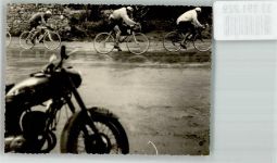 Radrennfahrer auf feuchter Straße Radrennen FOTO KEINE AK