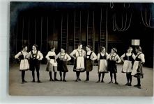 Mädchen einer Trachtentanzgruppe in einer Turnhalle Trachten Bayern Privatfoto AK