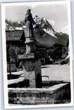 82467 W8100 Garmisch-Partenkirchen - Brunnen, Blick auf Zugspitzgruppe
