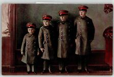Kinder in Uniform