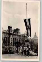Budapest Foto AK Denkmal landesflagge auf Halbmast als Erinnerung an den Frieden von Trianon