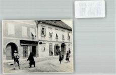 Bär wird durch eine Dorfstraße geführt Tanzbär FOTO KEINE AK