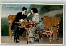 Verliebtes junges Paar bei Tische Poesie / Liebe Golddruck gedeckter Tisch Prägedruck