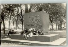 Helsingborg Hälsingborg Foto AK Skandinavien Finnisches Heldengrrab Kranz Blumen Pferd Soldaten Bank Friedhof