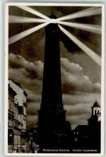 Großer Leuchtturm bei Nacht