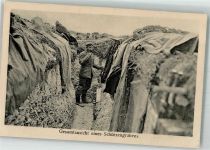 Landser in Uniform in einem mannshohen Graben Schützengraben WK I