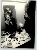 Frau beim Schminken Transvestit