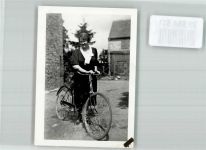 Eine ältere Frau mit ihrem Rad Fahrrad FOTO KEINE AK