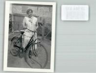 Eine ältere Frau mit ihrem Rad Fahrrad FOTO KEINE AK