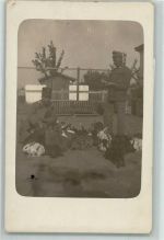 WK I Soldaten Hasen füttern im Barackenlager 1918 Hase Privatfoto AK