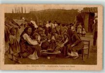 Mazedonische Familie beim Essen Tracht Trachten Mazedonien 1917 Gebrauchsspuren