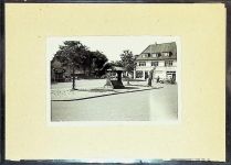 27472 W2190 Duhnen FOTO KEINE AK Foto montiert auf Karton Dorfbrunnen Fotograf Otto Schulze