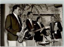 47441 W4130 Rheinkamp FOTO KEINE AK Musikgruppe Saxophon Cello Akkordeon Ort handschriftlich Foto Original aus Archiv eines Ansichtskartenverlags