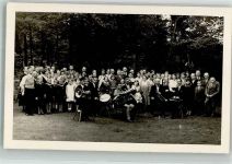 Kinder und Erwachsene umringen ein Bläserensemble Blasinstrument Privatfoto AK