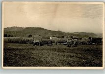 Im Karree angetreten Landser in Uniform mit LKW und Oldtimern auf freiem Feld Wehrmacht WK II Privatfoto AK