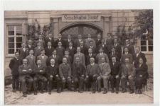 Triesdorf, seltene Echtfotokarte, ein Gruppenfoto vor der Kreisackerbauschule ungelaufen Gute Erhaltung.