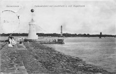 Schwinemünde / Swinoujscie. Hafeneinfahrt Leuchtturm östlichen Kugelbaake. Leichter Schrift- und Stempeldurchdruck, Ecken mit Albumabdrücken, sonst gut erhalten